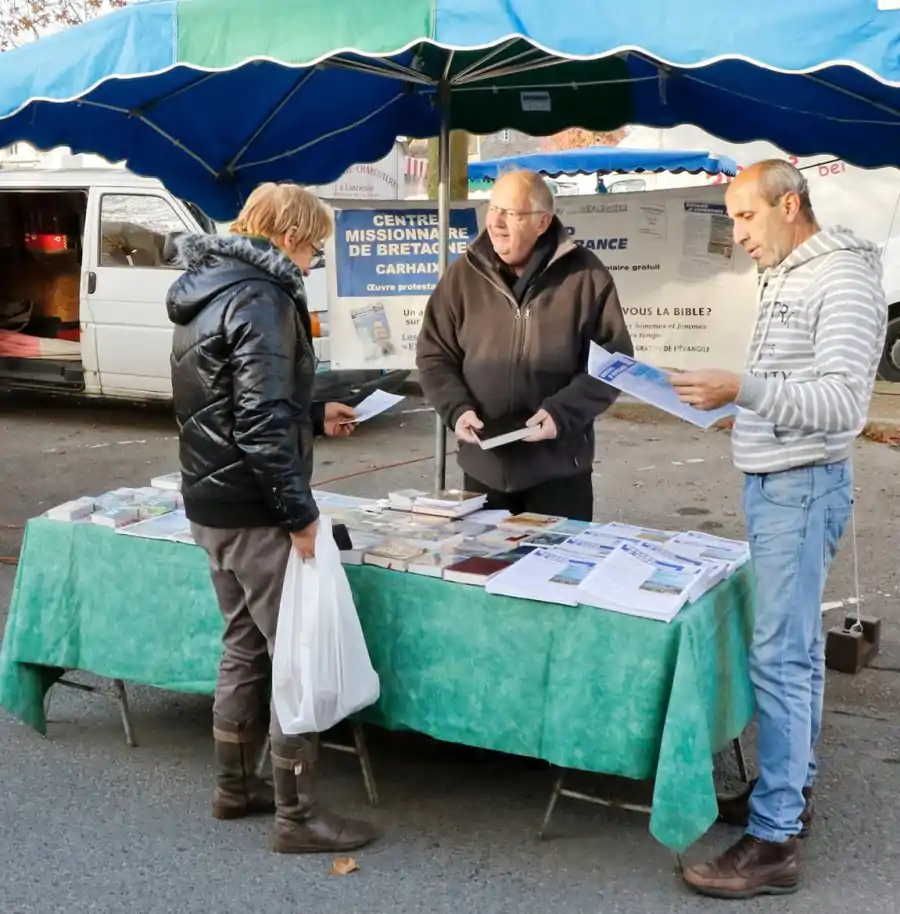 Stand biblique du CMEB (régulièrement présent sur les marchés de la région du centre-Bretagne, ici lors de la foire à Carhaix en 2017)