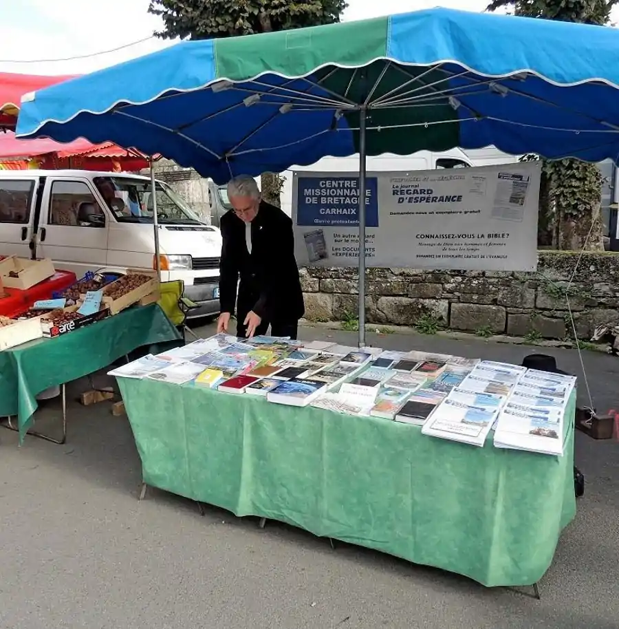 Stand biblique du CMEB (régulièrement présent sur les marchés de la région du centre-Bretagne, ici avec le pasteur Franck Keller)