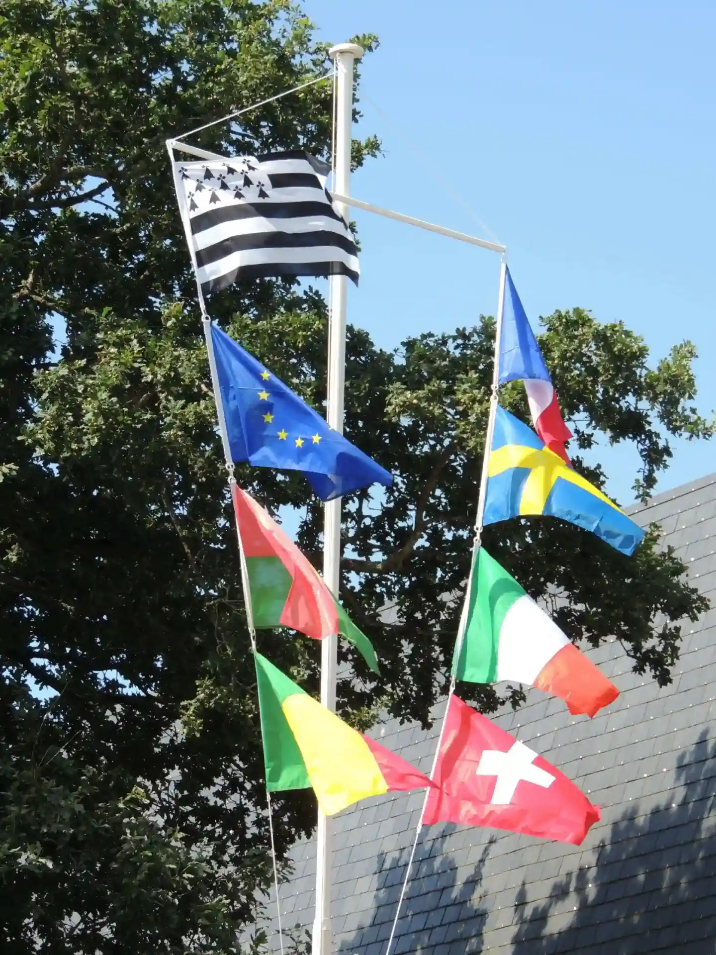 Mat des drapeaux, Centre Missionnaire de Carhaix